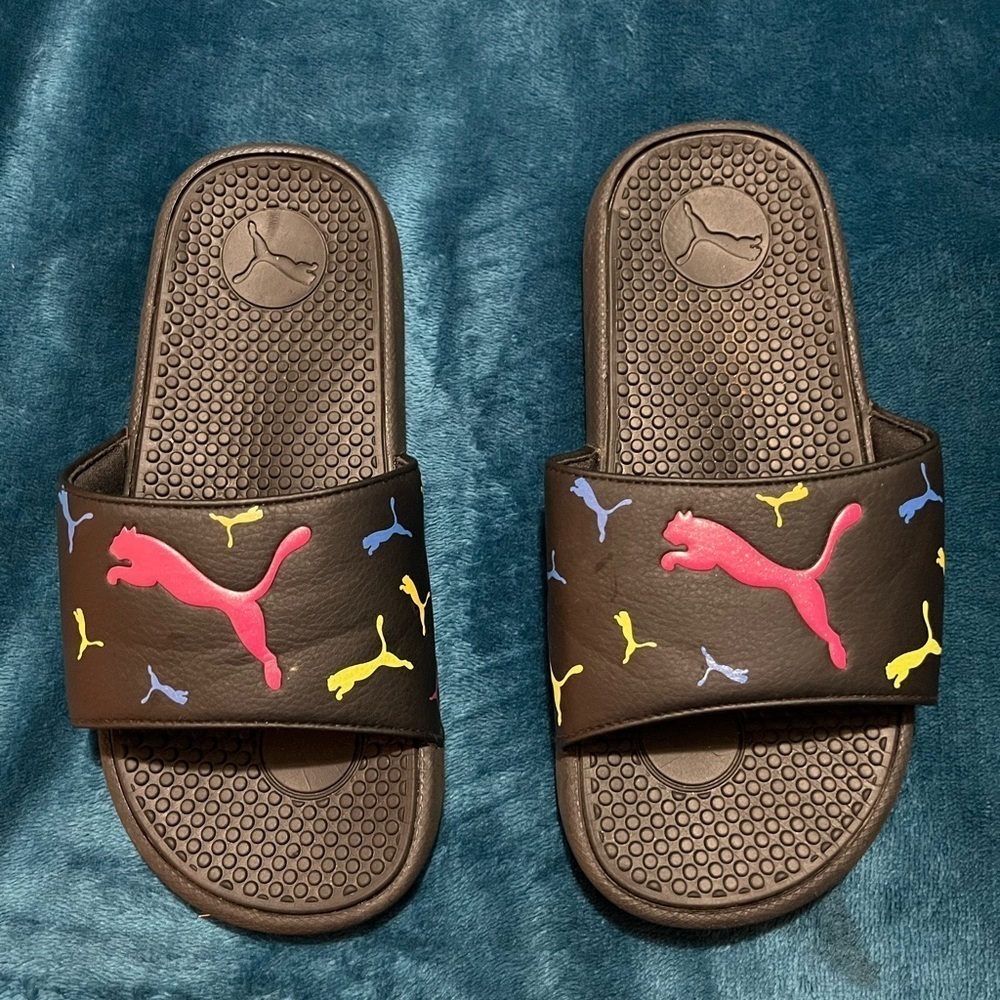 Kids Puma Flip Flops . Size 4. Color black with fushia, yellow, blue Pumas!